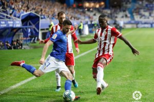 Una jugada del Oviedo-Almería.