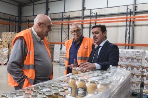 Javier García y Juan Azorín en el Banco de Alimentos.