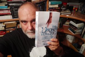 Óscar Fábrega sostiene un ejemplar de su nuevo libro, ‘Dios ha vuelto’. la voz