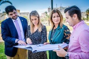 Autoridades políticas del Ayuntamiento de Roquetas de Mar visitando las zonas en las que se ejecutarán las actuaciones.