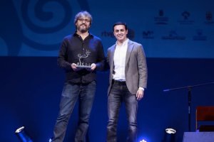 Javier A. garcía, entregando un galardón durante el festival.