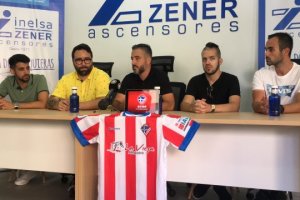 Álvaro García, en el centro de la imagen, el día que fue presentado.