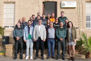 El alcalde junto al Teniente y miembros de Guardia Civil en una de las jornadas.