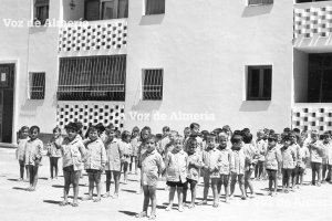 Niños del colegio Amor de Dios del barrio de Pescadería a comienzos de los años setenta cuando ellos y ellas ya compartían los mismos espacios.