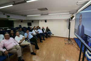 Candidatos y la dirección provincial del PP mientras ven la intervención de Pablo Casado en el debate electoral.