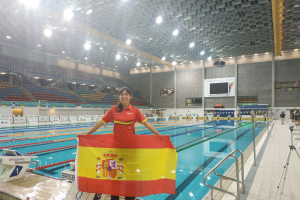 Rosana Vita con la bandera de España en la piscina.