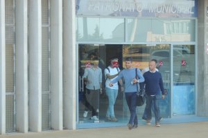 Pedro Emanuel saliendo con su cuerpo técnico del Estadio.