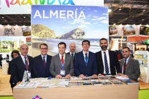 La expedición almeriense con el presidente de la Junta y el consejero de Turismo en la World Travel Market.