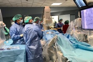 Imagen de la implantación de una válvula cardíaca en Torrecárdenas, la primera intervención de estas características en Almería.