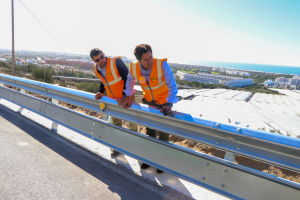 Góngora y González comprobando los trabajos realizados.