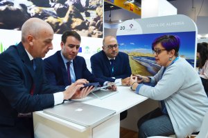 El diputado de Turismo junto a colaboradores, en una reunión en la feria londinense.