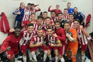 El filial celebrando la victoria en Málaga.