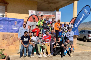 Los campeones posando tras la carrera.