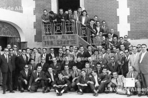 Los empleados de la Caja han vuelto a verse para celebrar una comida de hermandad. La primera foto se hizo en el Casino, la actual en el Club de Mar.