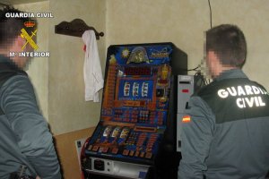 Una de las máquinas de juegos que fue robada en el establecimiento.