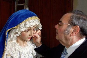 Dubé de Luque ante la Virgen de la Merced. Imagen que regaló a Prendimiento.