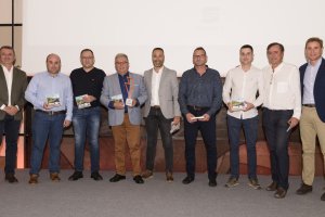 Seat navarro segura con el galardón otorgado