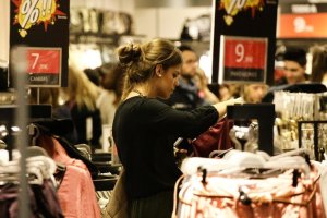 Imagen de archivo de las rebajas en el centro de Almería.