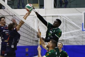 Jean Pascal Diedhiou en una jugada del partido ante Almoradí.