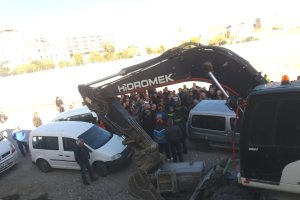 Concentración de vecinos rodeando la maquinaria llegada a la zona.