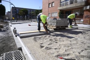 Operarios trabajan en las obras de la calle Santiago.