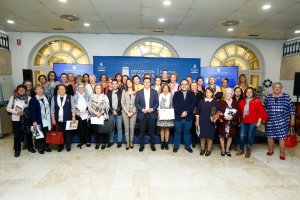 todas las mujeres que han recogido sus diplomas por su participación en el taller.