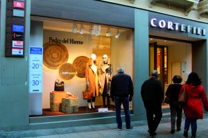 La ropa de abrigo aguarda a los clientes en los escaparates del Paseo, esperando las primeras noticias del invierno.