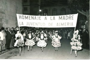 Miles de almerienses se echaron a la calle.