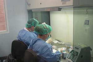 Profesionales de la Unidad de Farmacia de la Agencia Sanitaria Poniente en el desarrollo de su trabajo.