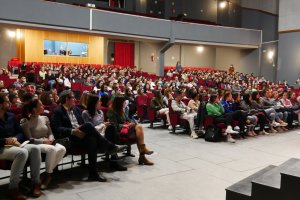 Mabel Lozano durante el desarrollo de la charla junto a los adolescentes de Adra.