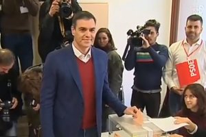 Pedro Sánchez, el primer candidato en votar.
