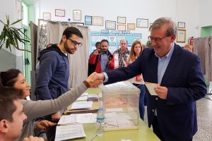 Fernando Martínez, cabeza de lista al Senado por el PSOE, votando