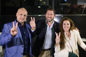 los diputados electos Rocío de Meer y Carlos Fernández-Roca, junto a Rodrigo Alonso.