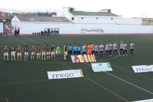Los equipos saludando a la afición.