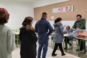 Votantes, en colegio electoral instalado en el IES Martín García Ramos.