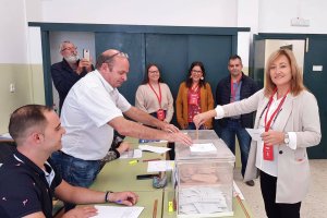 Esperanza Pérez,  alcaldesa socialista de Níjar, votando este domingo.