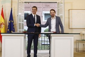 Imagen de archivo de Sánchez e Iglesias tras firmar en la Moncloa un acuerdo para los Presupuestos.