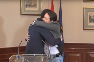 Sánchez e Iglesias se dan una abrazo tras la firma del documento.