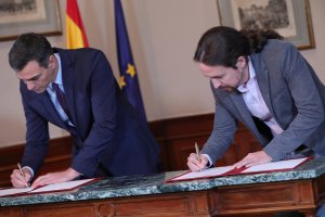 Firma del principio de acuerdo entre Sánchez e Iglesias.