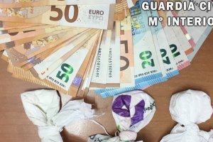 Dinero y droga incautada por la Guardia Civil.