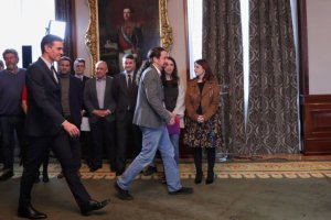 Pedro Sánchez y Pablo Iglesias junto a parte de sus equipos.