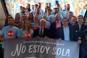 Jugadores y jugadoras de los cinco clubes participantes.