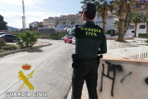 Imagen de un agente de la Guardia Civil en el municipio del Levante.