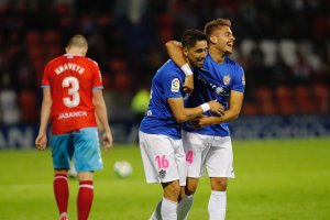 Fidel celebra con Navas la permanencia del Almería en 2017.