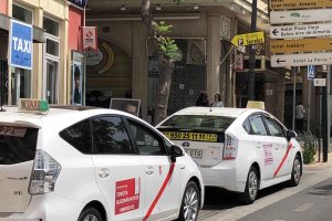 Taxis en una parada en la capital.