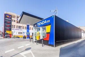 Estación  de servicio en la Carretera de Sierra Alhamilla de Almería, única en España hecha con contenedores.