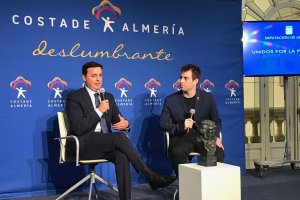 José Herrera ganó el Goya a mejor corto de animación por ‘Cazatalentos’. En la foto, junto a Javier A. García, presidente de la Diputación.