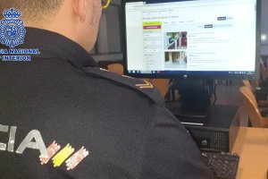 Agentes de la Policía Nacional inspeccionan internet en busca de anuncios falsos.