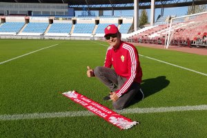 Juanjo López con la bufanda de su peña en el césped del Mediterráneo.