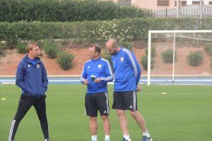 Guti habla con sus ayudantes en un entrenamiento en el campo Anexo.